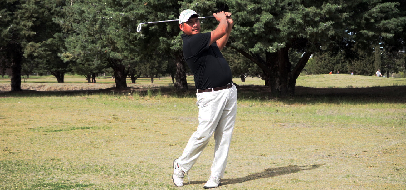 Walter Becerra, en el Golf Club de Roca. Allí comenzó siendo caddie hace 25 años (Foto/ Osvaldo Álvarez)
