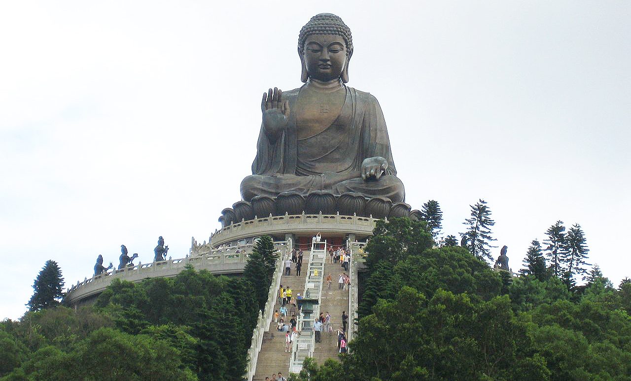 El gran Tian Tan Buddha: con 34 metros de altura y 250 toneladas, esta imponente estatua –considerada la representación de buda sentado más grande del mundo- se ubica en la cima de Ngong Ping, la parte más alta de la isla de Lantau.