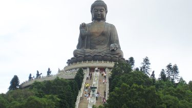 El gran Tian Tan Buddha: con 34 metros de altura y 250 toneladas, esta imponente estatua –considerada la representación de buda sentado más grande del mundo- se ubica en la cima de Ngong Ping, la parte más alta de la isla de Lantau.