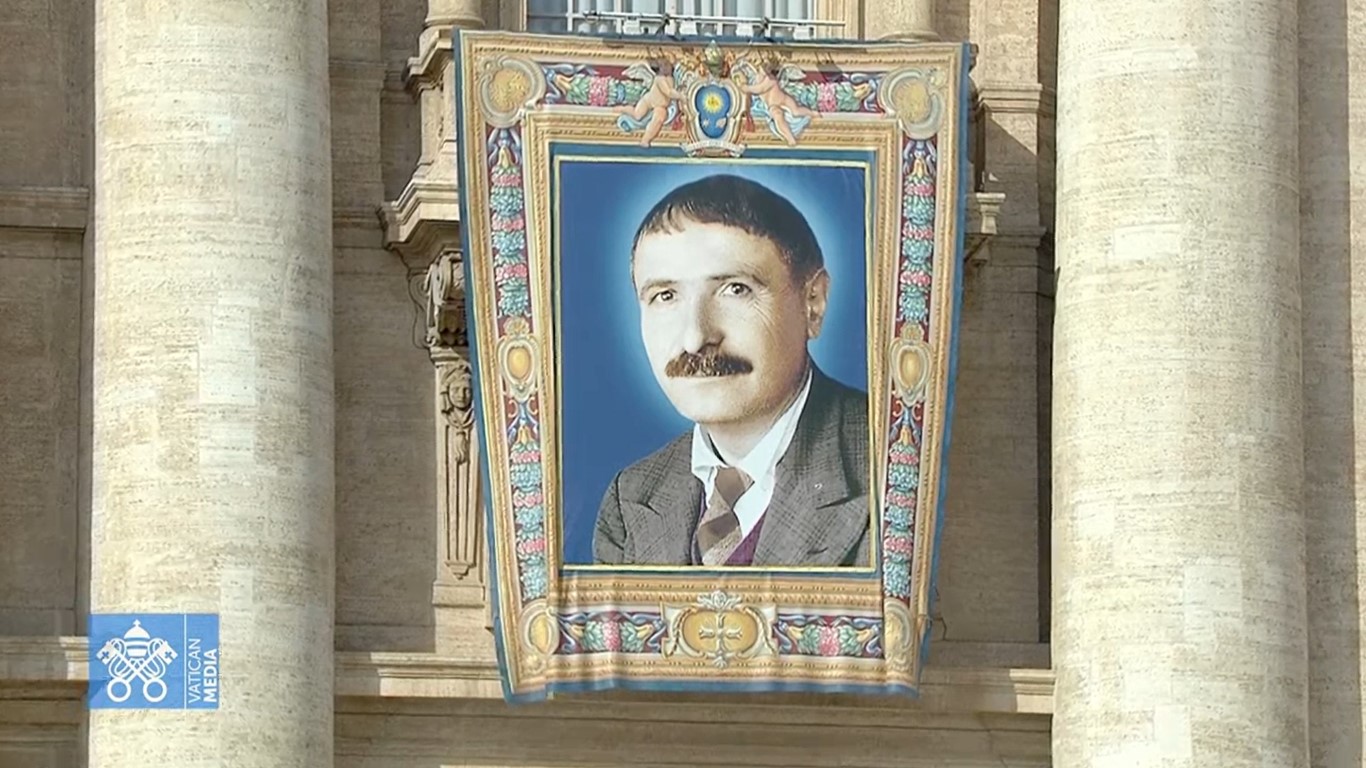 La imágen de Zatti en la plaza del Vaticano. 