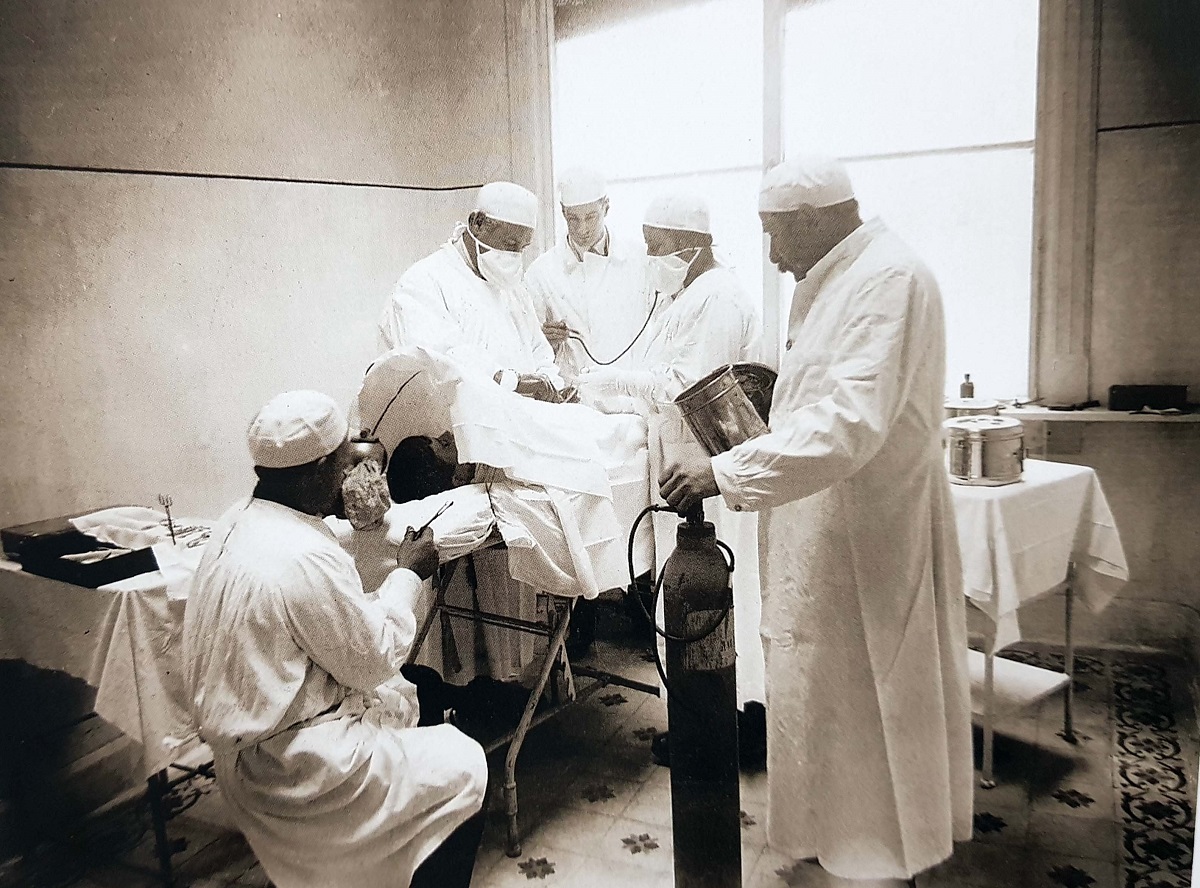 Zatti en plena acción en el hospital San José de Viedma. Foto: Archivo Histórico Salesiano.