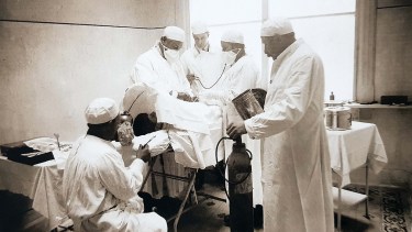 Zatti en plena acción en el hospital San José de Viedma. Foto: Archivo Histórico Salesiano.
