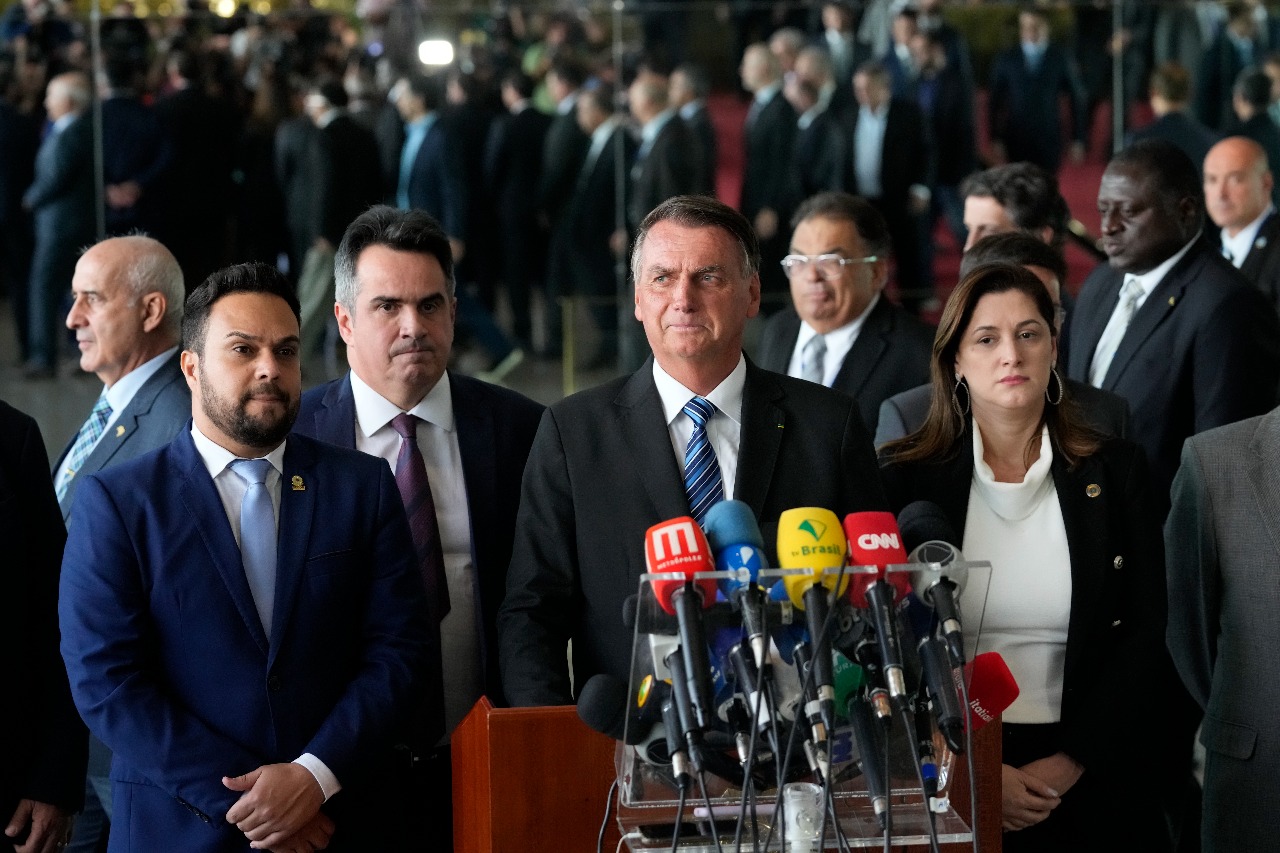 Caras largas en la primera aparición de Bolsonaro tras la derrota del domingo. 