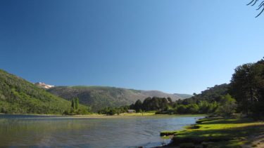 El lago Ruca Choroy se localiza al oeste de Aluminé, recorriendo un total de 25 km aproximadamente.