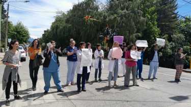 Los residentes cortaron media calzada de la calle Moreno, en el ingreso al hospital Ramón Carrillo. Foto: gentileza Asspur