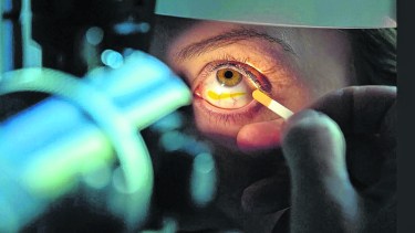 Con el transcurso del tiempo, el ojo sufre modificaciones en su estructura y función, lo que denominamos “envejecimiento ocular”. 