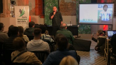 La Feria del Libro de Viedma se cerró con anécdotas de Diego Maradona