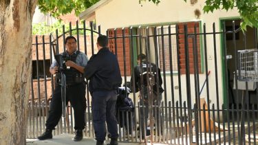 Ayer hubo un gran despliegue policial en la vivienda donde  ocurrió el crimen en Cipolletti (Florencia Salto)