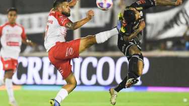 Estudiantes de Caseros e Instituto empataron sin goles en la ida de la final. 