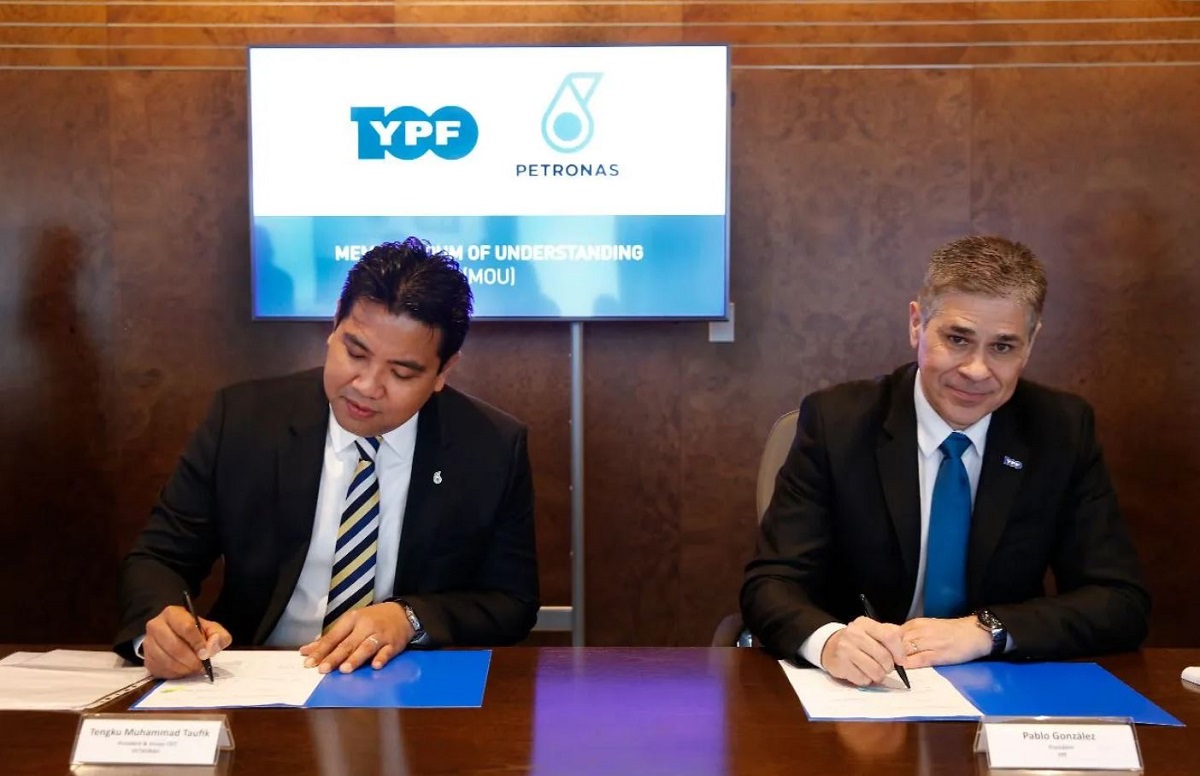 En septiembre las autoridades de YPF y Petronas firmaron un memorándum de entendimiento para la construcción del planta de GNL. (Foto: archivo gentileza)