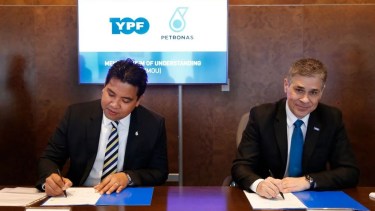 En septiembre las autoridades de YPF y Petronas firmaron un memorándum de entendimiento para la construcción del planta de GNL. (Foto: archivo gentileza)