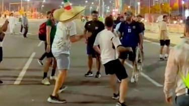 Hinchas argentinos y mexicanos se enfrentaron en las calles de Doha. Foto: Telam
