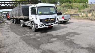 El tránsito se ralentiza en el sector del puente feorriviario en Cipolletti.  (Florencia Salto) 