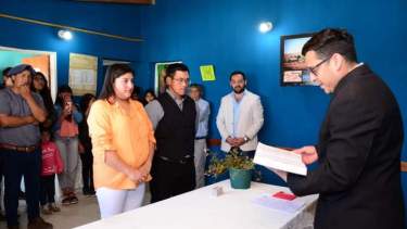 Nancy y Luciano escuchan con mucha atención las palabras del Juez. Foto: gentileza. 