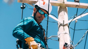 Técnicos de Altec comenzaron a realizar el relevamiento en el posteado para instalar fibra óptica. Foto: gentileza. 