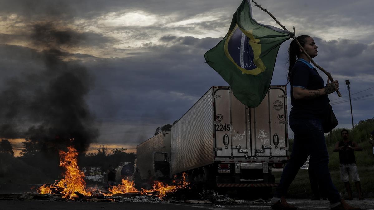 Simpatizantes de Bolsonaro cortaron las rutas en Brasil luego de conocer la victoria de Lula Da Silva. Foto Antonio Lacerda / EFE