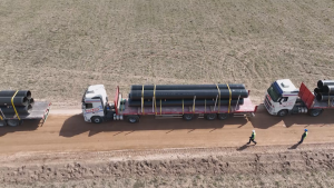 Gasoducto a Vaca Muerta: se despachan casi 40 camiones por día para el transporte de los caños