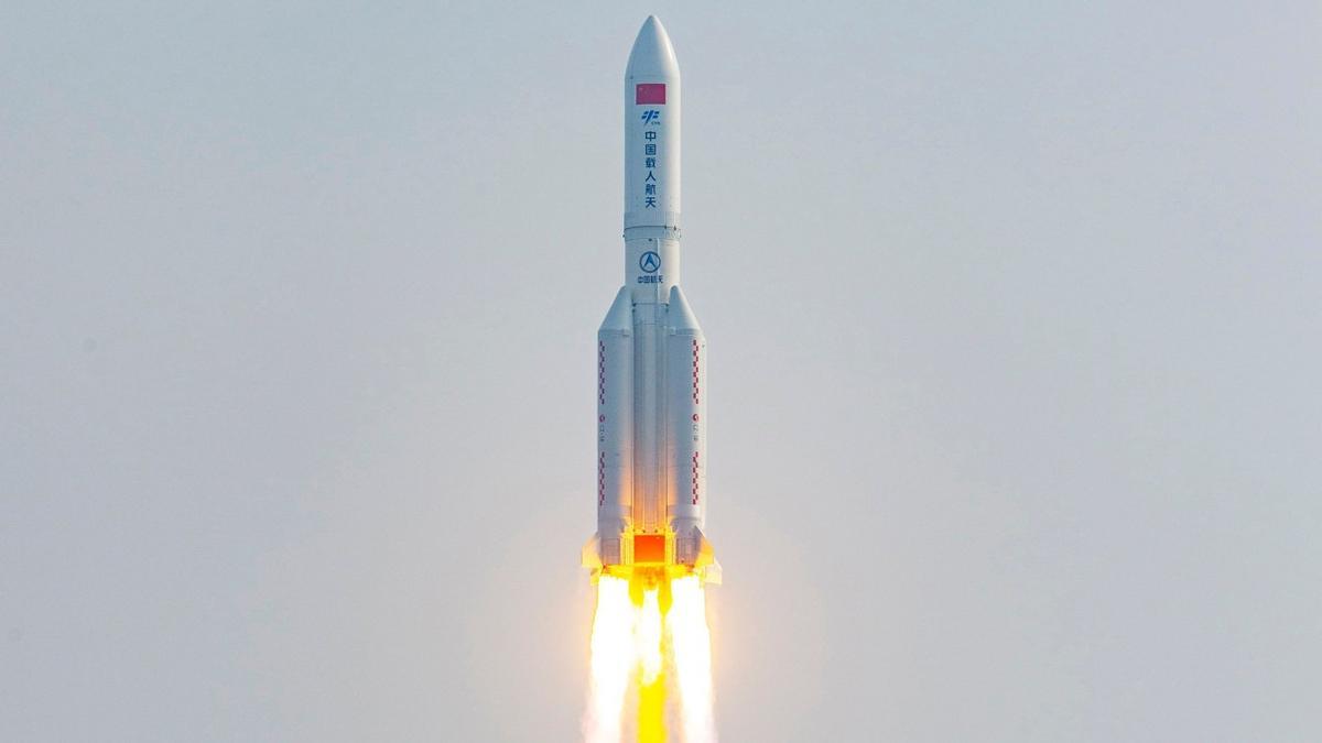 Una sección del cohete chino caerá sobre la Tierra este sábado.