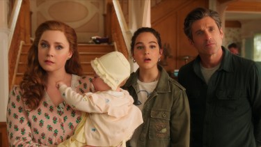 En "Desencantada", Giselle y Robert son padres de una pequeña bebé y la ya adolescente Morgan (Gabriella Baldacchino) en plena mudanza de la gran ciudad a la tranquila comunidad suburbana de Monroeville, controlada por la antipática Malvina Monroe (Maya Rudolph).