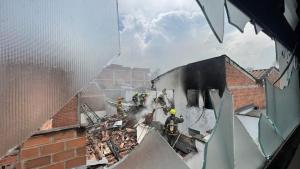 Terror por la caída de una avioneta sobre un barrio en Medellín: hay ocho muertos