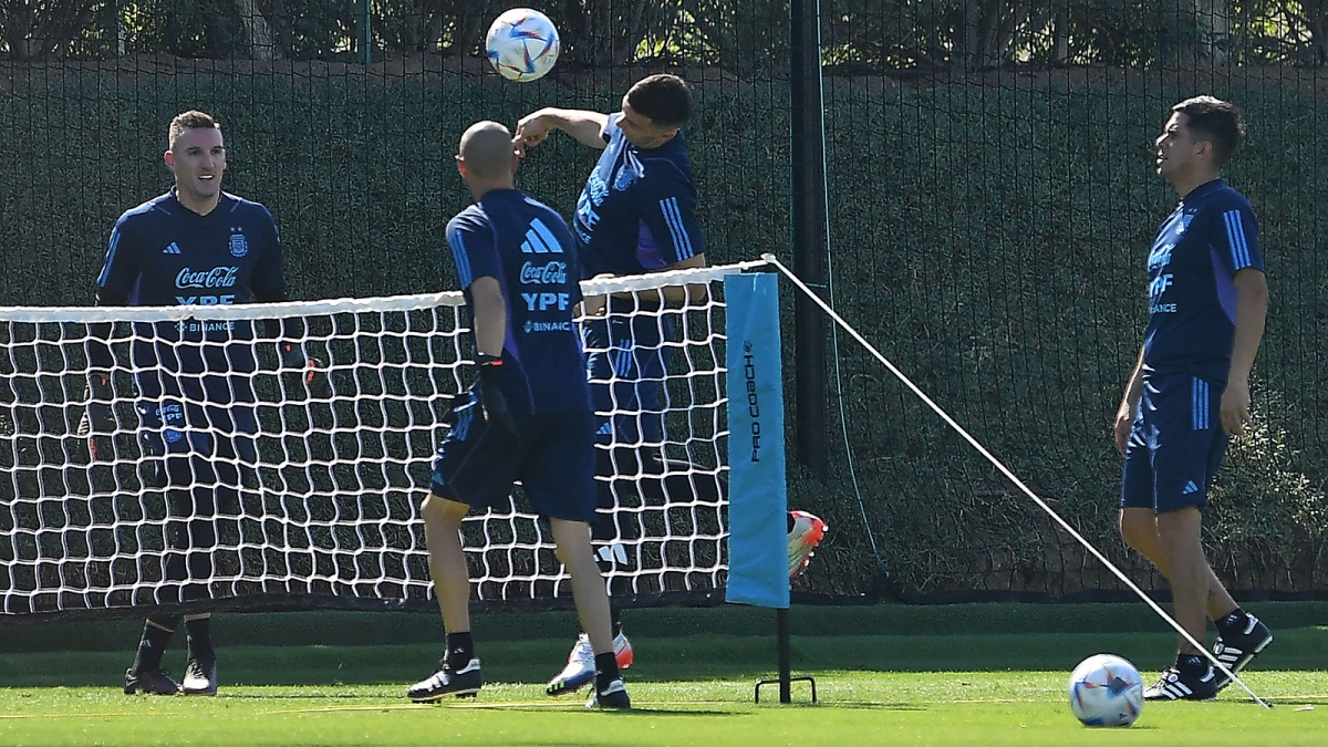 Los jugadores de la selección argentina volvieron a entrenar luego de la dura derrota en el estreno del Mundial de Qatar.