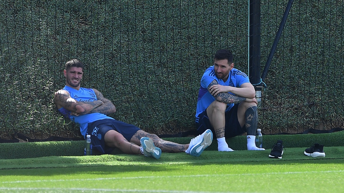 Lionel Messi junto a De Paul en el entrenamiento. Un pedido especial para el volante del Atlético de Madrid. 