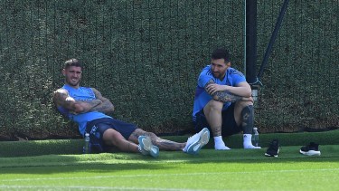Lionel Messi junto a De Paul en el entrenamiento. Un pedido especial para el volante del Atlético de Madrid. 