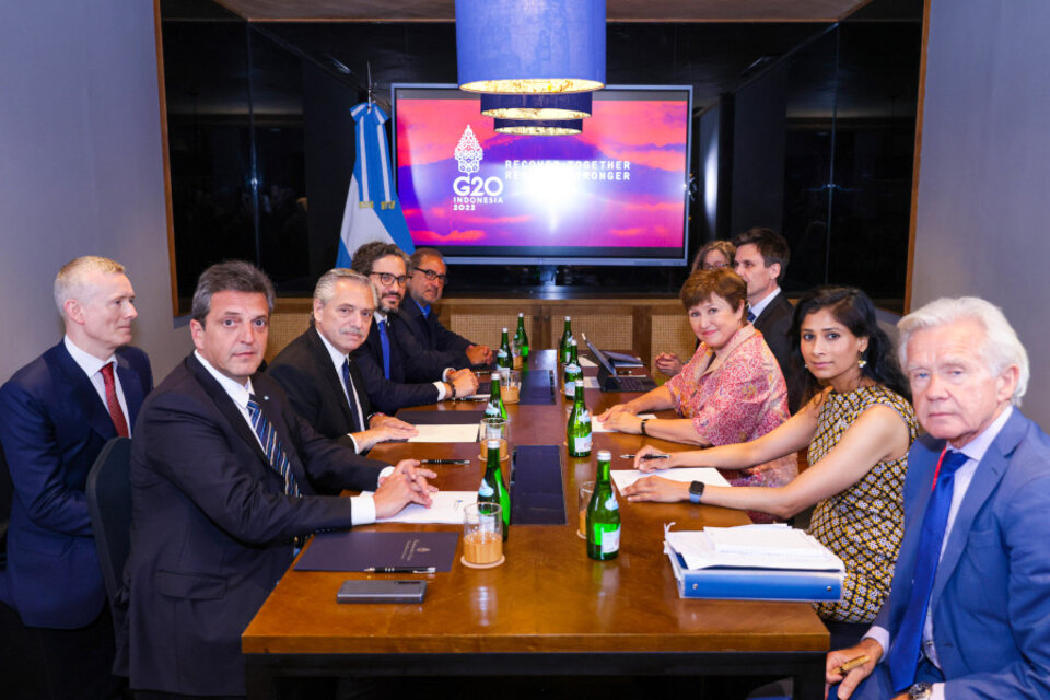 Kristalina Georgieva se reunió con Alberto Fernández en Bali. Del encuentro participaron sus equipos técnicos. Foto Presidencia. 