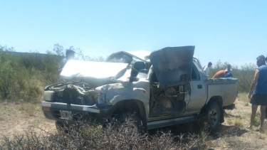 El único ocupante de la pick up salió despedido del habitáculo. Foto: gentileza. 