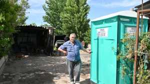 Un vecino de Cipolletti contrató un baño químico por los desbordes cloacales