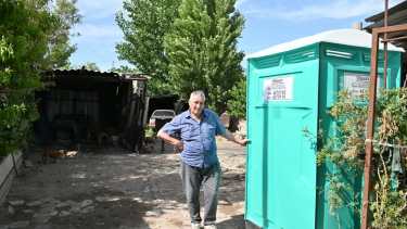 José contrató un baño quimico a raiz del desbordé cloacal. Foto: Florencia Salto