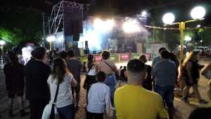 Aniversario de Villa Regina: el buen clima invita a disfrutar de otra noche de música