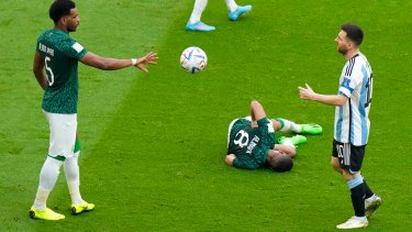 Ali Al Bulayhi tuvo un cruce particular con Lionel Messi durante el partido. (AP Photo/Luca Bruno)