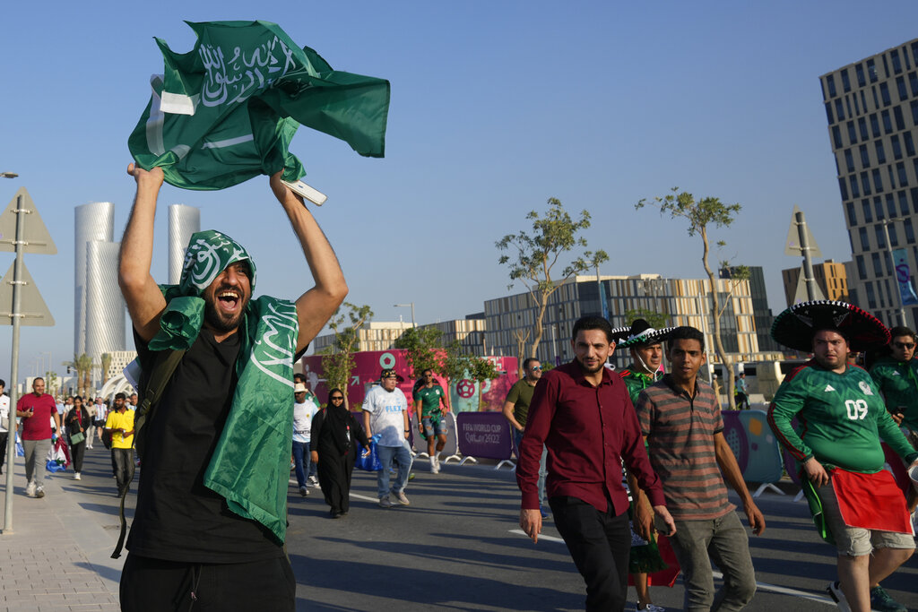 Arabia Saudita festeja un hecho histórico para su deporte. (AP Photo/Andre Penner)