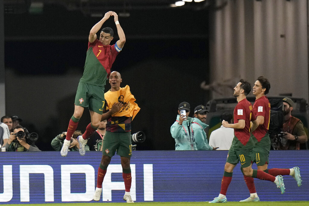 Cristiano hizo historia en el triunfo de Portugal. (AP Photo/Hassan Ammar)