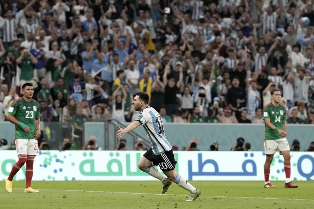 Lionel Messi le marcó el gol a México y sale a festejar con su gente. (AP Photo/Moises Castillo)