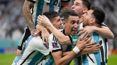 Di María le dio el pase a Messi y Lionel sacudió desde afuera del área para abrir el marcador. (AP Photo/Ariel Schalit)