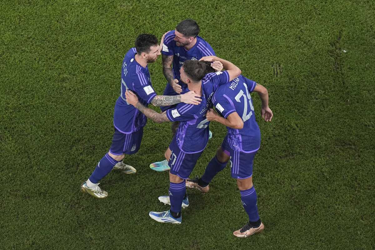 Lionel Messi (izquierda) felicita a Alexis Mac Allister (segundo a la derecha), autor del primer gol de Argentina durante el partido contra Polonia por el Grupo C del Mundial, el miércoles 30 de noviembre de 2022. (AP Foto/Pavel Golovkin)