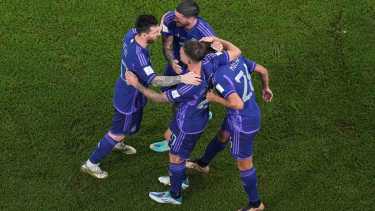 Lionel Messi (izquierda) felicita a Alexis Mac Allister (segundo a la derecha), autor del primer gol de Argentina durante el partido contra Polonia por el Grupo C del Mundial, el miércoles 30 de noviembre de 2022. (AP Foto/Pavel Golovkin)