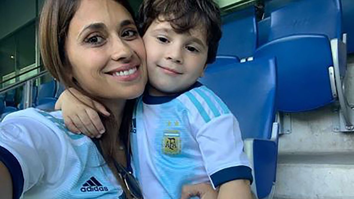 Mateo Messi llegó a la cancha junto a su mamá, Antonela Roccuzzo, y sus hermanos Thiago y Ciro. Pero se robó todas las miradas.-