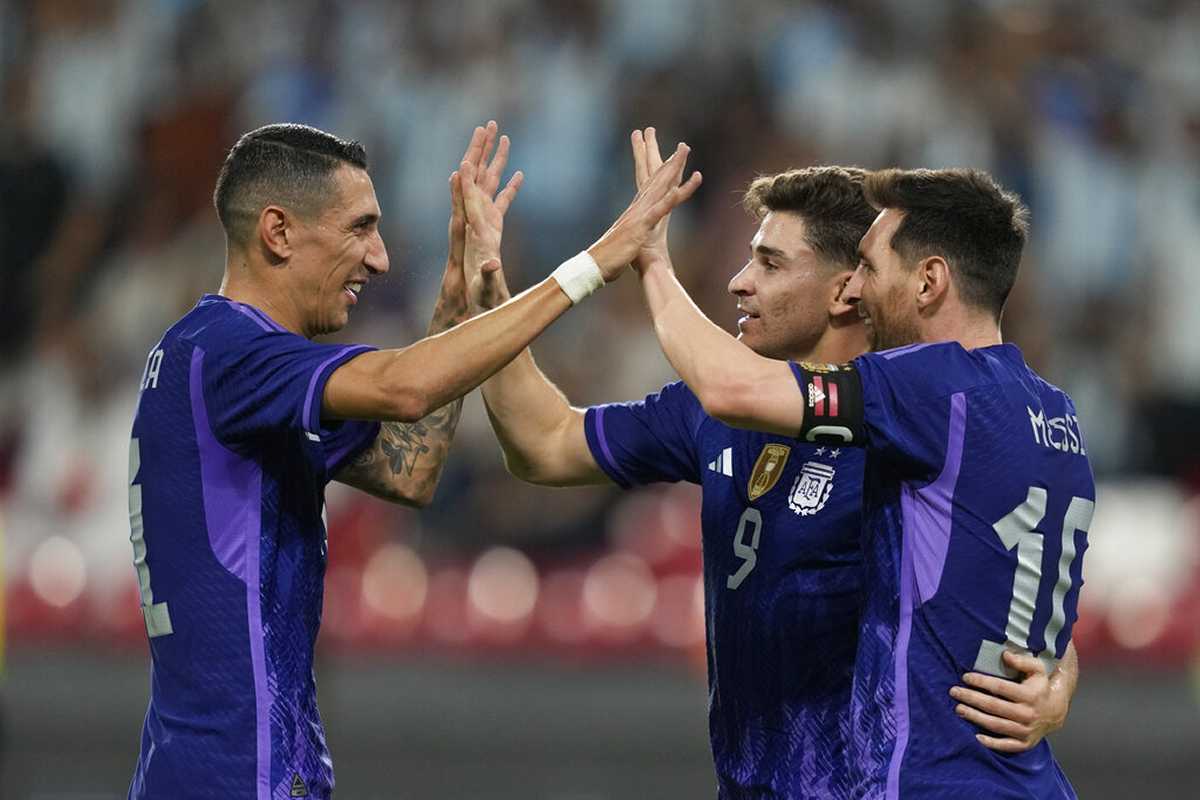 Messi, Di María y Álvarez, las figuras de Argentina en la goleada sobre Emiratos Árabes. (AP Photo/Kamran Jebreili)