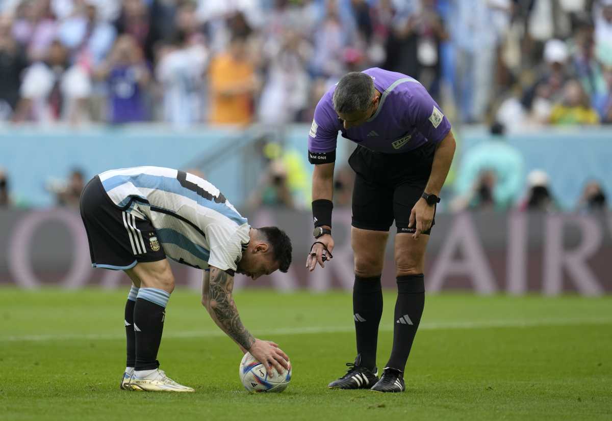 Slavko Vincic es esloveno  y el árbitro del primer partido de Argentina en el Mundial de Qatar.  En la foto con Messi en el penal para Argentina. (AP Photo/Ricardo Mazalan)