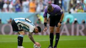 Penal que no fue y gol mal anulado: el pésimo arbitraje en Argentina-Arabia