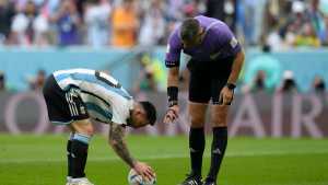 Penal que no fue y gol mal anulado: el pésimo arbitraje en Argentina-Arabia