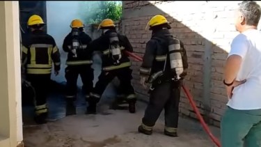 El incendio comenzó en un bins con rezagos de elementos de electricidad. (Foto gentileza)