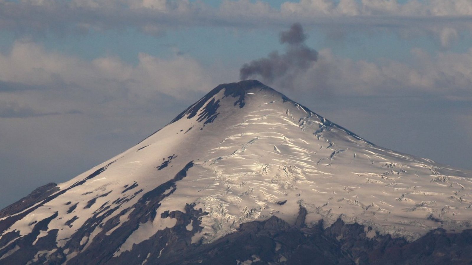 Así se veía en la tarde de este marres el volcán ubicado en cercanías de Pucón