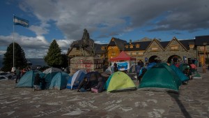 El reclamo por el derecho de acceder a la tierra se instaló en el Centro Cívico de Bariloche