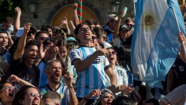 En el Centro Cívico, el municipio de Bariloche vuelve a instalar hoy la pantalla gigante para ver el partido de la Selección. Foto: Archivo / Marcelo Martinez