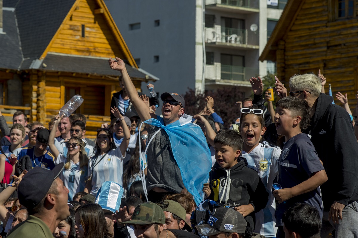 Los festejos de Bariloche en el Centro Cívico por el triunfo de ...