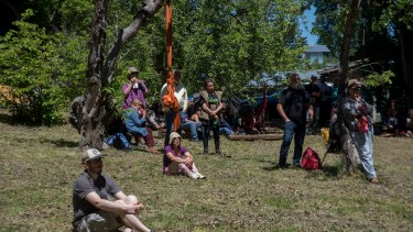 En el paraje rionegrino, frente a donde nace el camino de Tacuifí, se realizó un acto con más adhesiones política que participantes. Foto: Marcelo Martínez